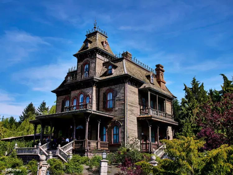 Disneyland Paris - Phantom Manor - Buitenaanzicht zomer