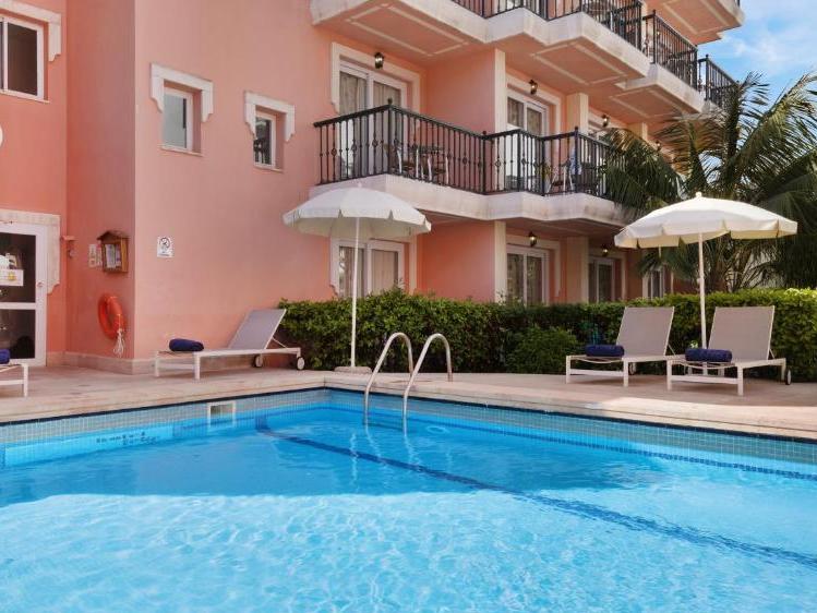 Hotel Filip buitenaanzicht zwembad