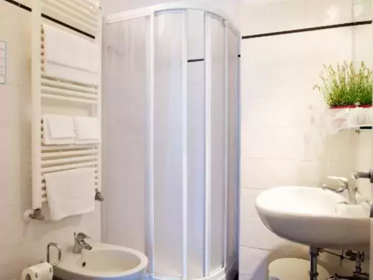 Badkamer van voorbeeld kamer van Hotel Garden in Levanto