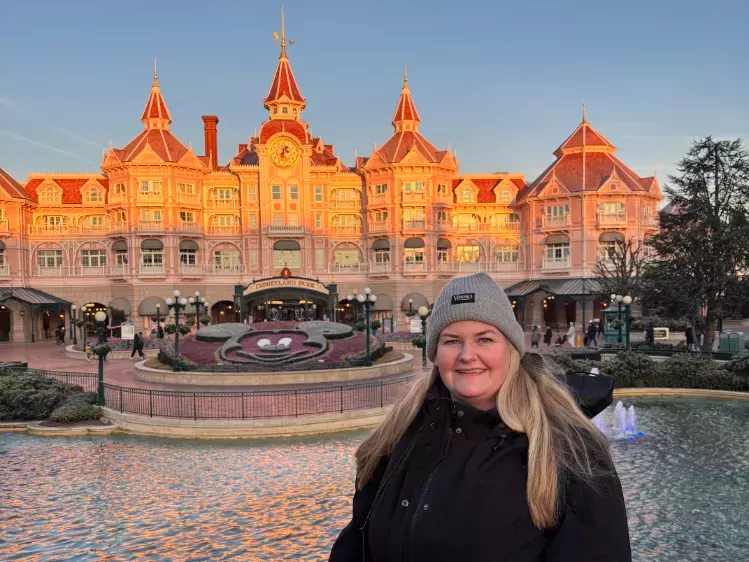 Bianca bij de ingang van Disneyland Paris