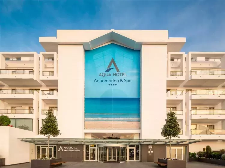 Vooraanzicht van Hotel Aquamarina in Santa Susanna