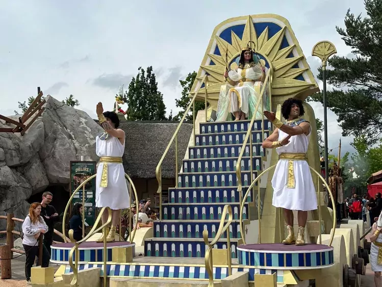 Parade met Cleopatra in Parc Astérix