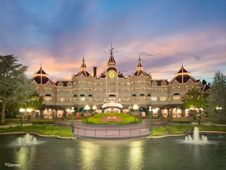 Vooraanzicht Disneyland Hotel - Disneyland Parijs