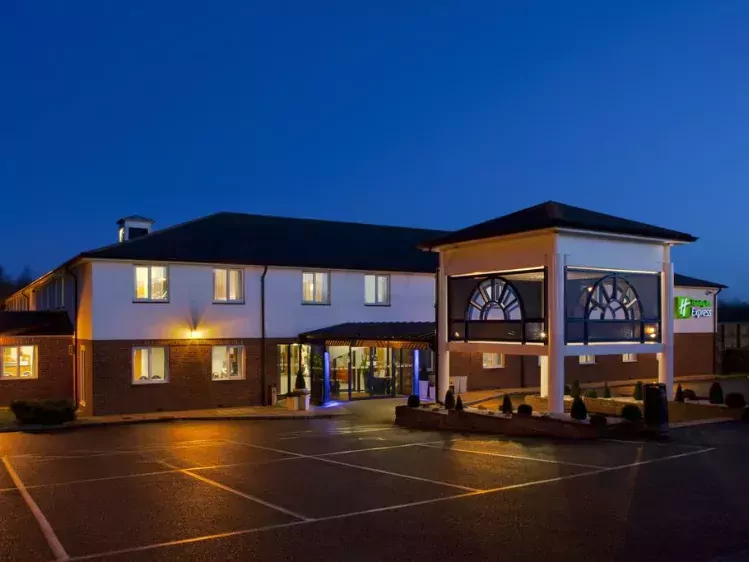 Vooraanzicht Holiday Inn Express Canterbury