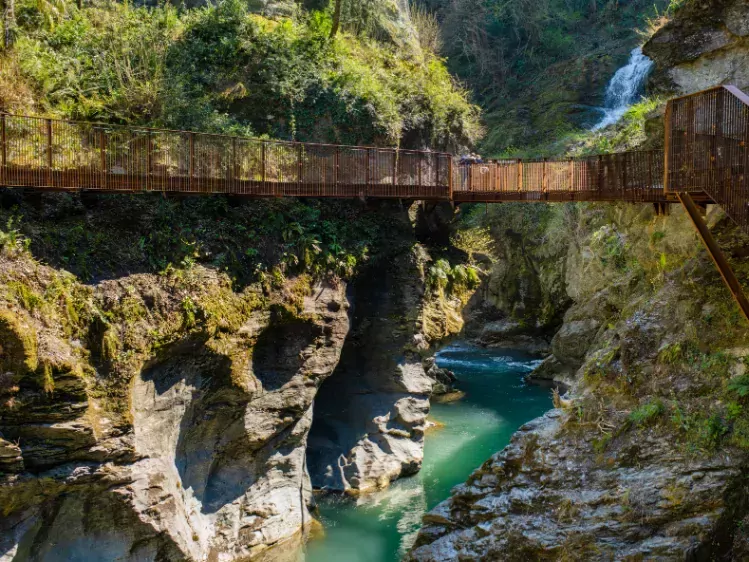 Waterval bij de Pioverna rivier in Bellano