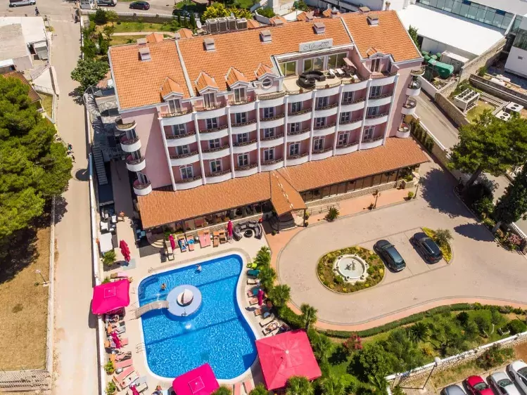 Zwembad van Hotel Miramare in Vodice