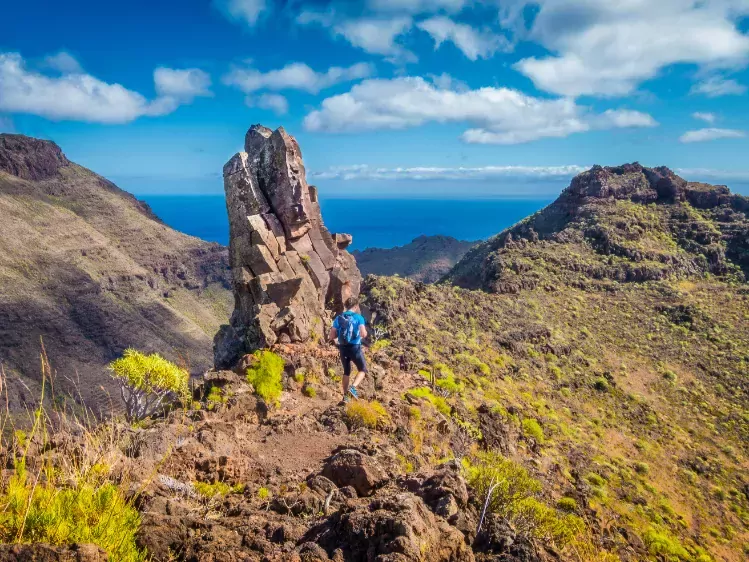 Wandelaar in Teide Nationaal Park op Tenerife