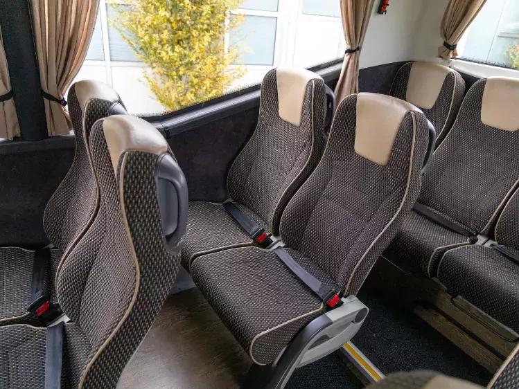 Stoelen in de Comfort Class bus