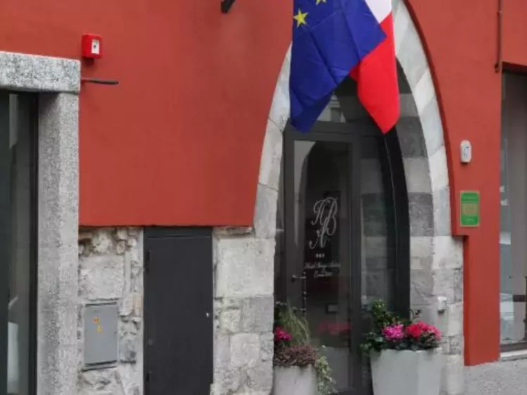 Vooraanzicht van Hotel Borgo Antico in Como