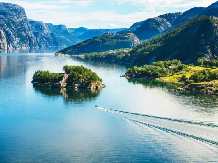 Boot door Lysefjord in Noorwegen
