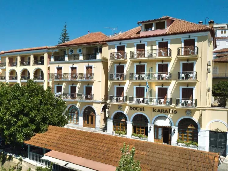 Vooraanzicht van Karalis City Hotel