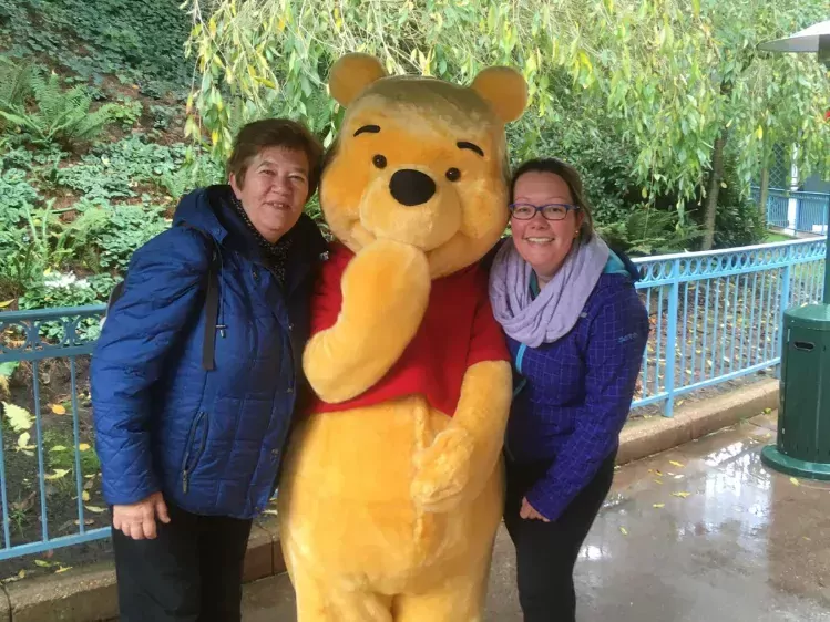 Willeke en haar moeder met Winnie de Pooh