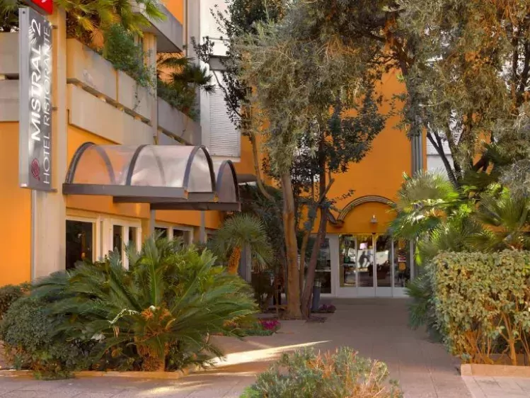 Vooraanzicht van Mistral 2 Hotel in Oristano