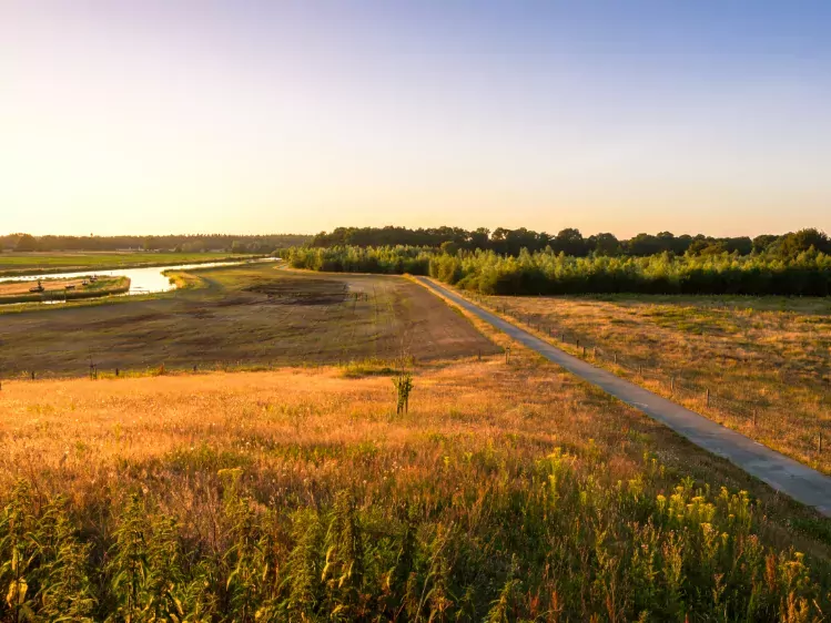 Fietspad in natuurgebied het Vechtdal in Mariënberg