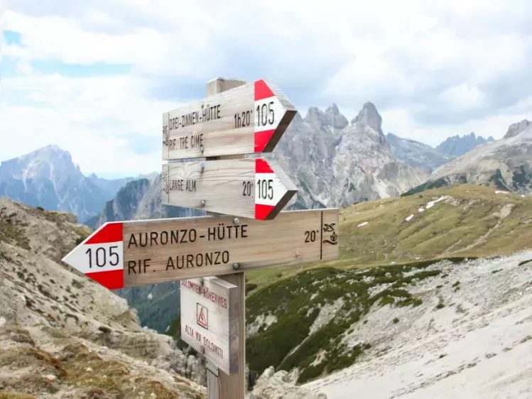 Wegwijsborden in de bergen van de Dolomieten