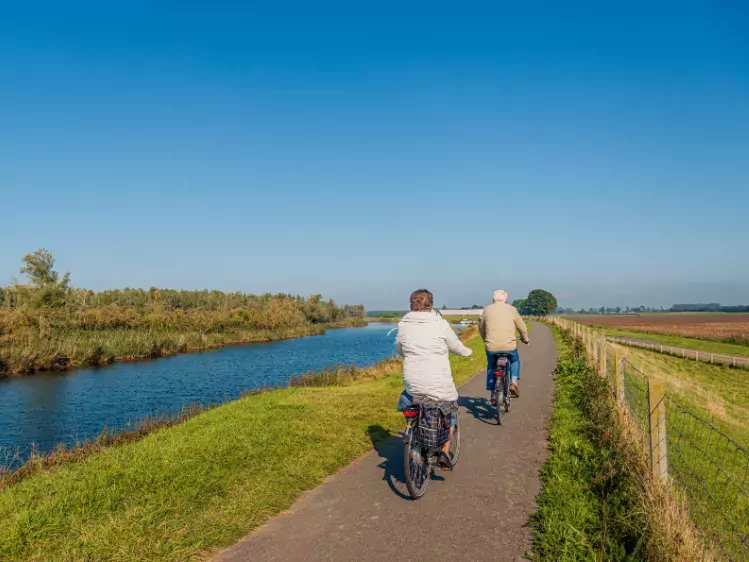 Fietsers langs de beek in Brabant