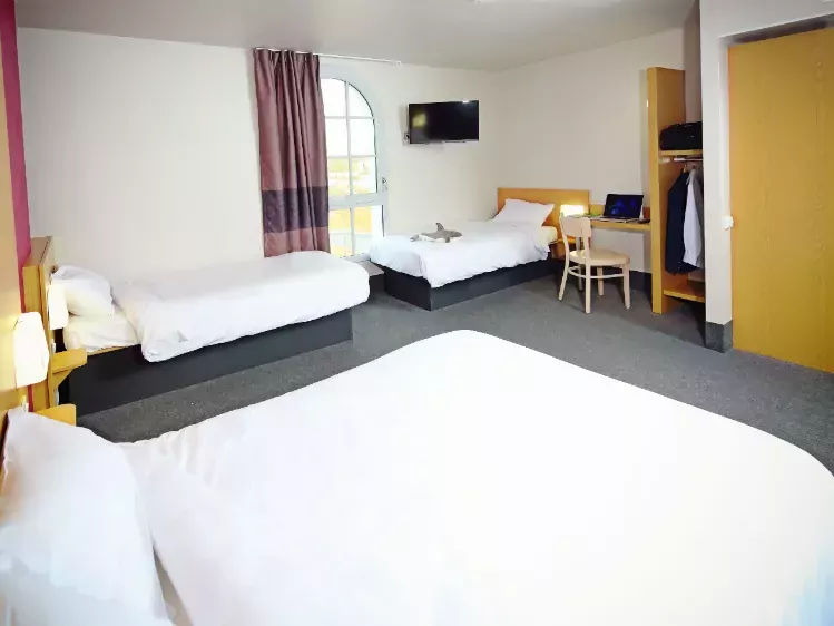 B&B Hotel bij Disneyland Paris - familiekamer met 2-persoonsbed en twee 1-persoonsbedden