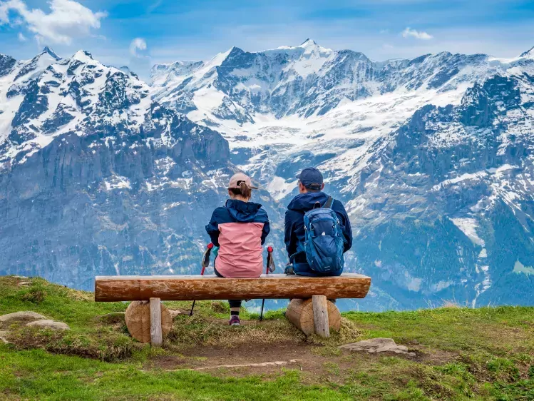 Wandelaars op een bankje in de Zwitserse Alpen
