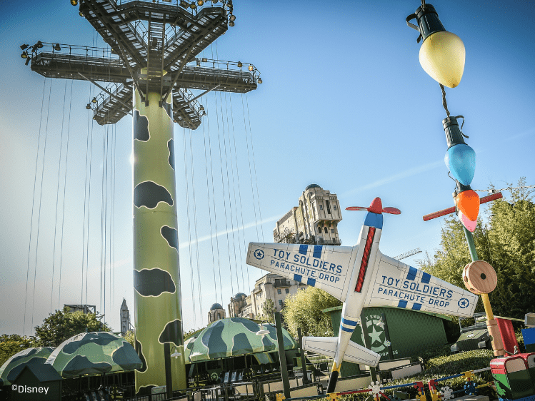 Disneyland Paris - Toy Soldiers Parachute Drop attractie met vliegtuig