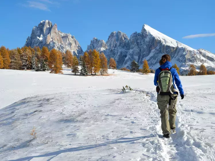 Wandelaar in de Dolomieten in de winter