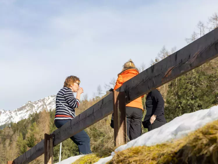 Reizigers Oad borrel bij uitzichtpunt in Tirol