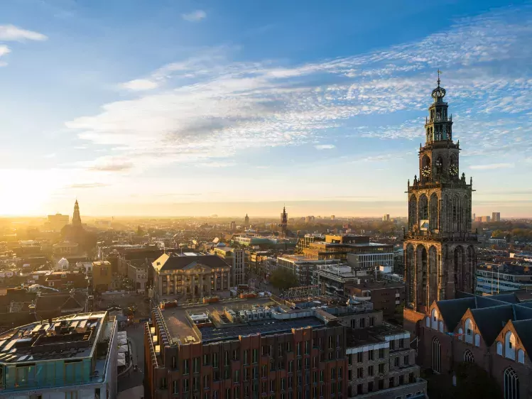 Martinitoren in Groningen met zonsopgang