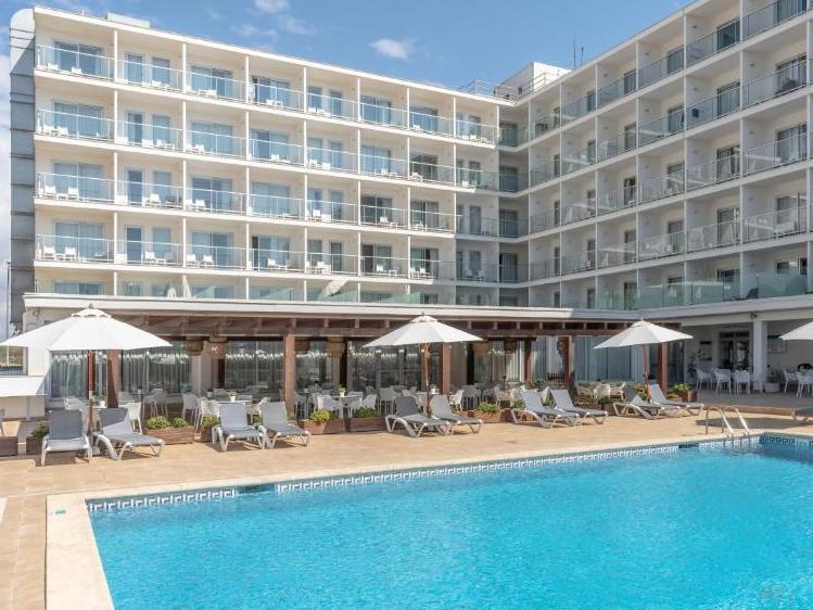 Hotel Alua Leo buitenaanzicht met zwembad