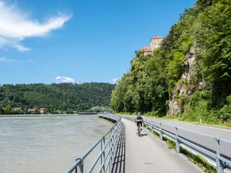Fietser langs rivier de Donau