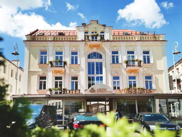 LT-HOTELARTIS-VOORKANT