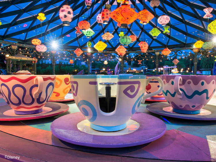 Disneyland Paris - Mad Hatter's Tea Cups - avond theekopjes met lampionnen