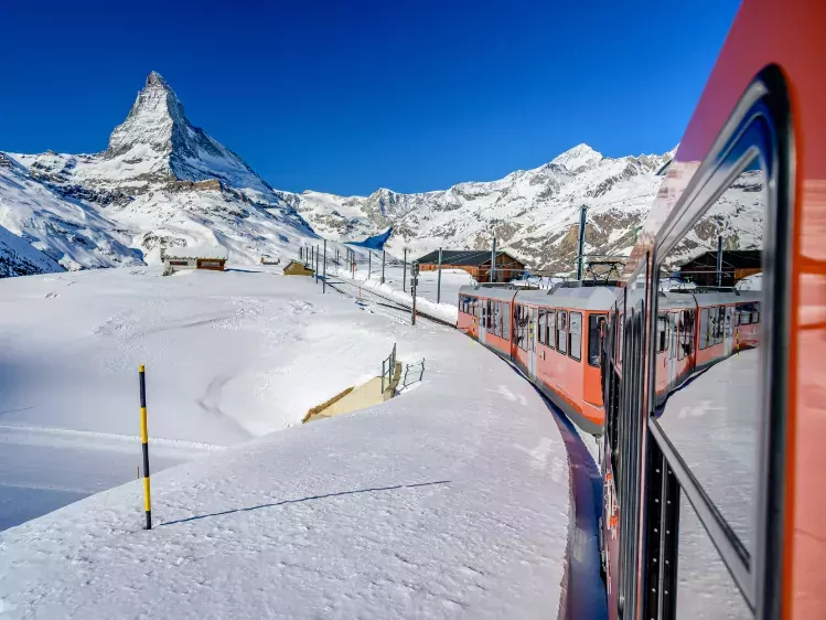 Treinrit van Mattterhorn naar Zermatt in de sneeuw