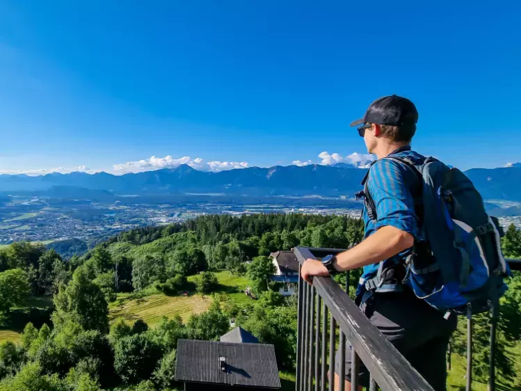 Wandelaar geniet van het uitzicht in Karinthië
