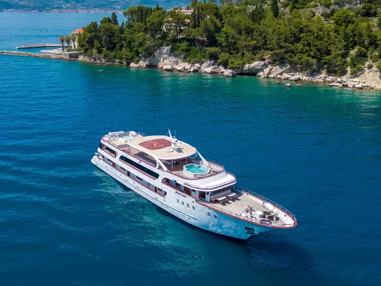 Avanturaschip-voorkant