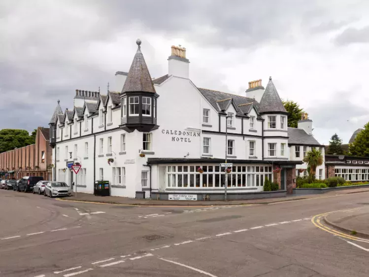 Caledonian Hotel vooraanzicht
