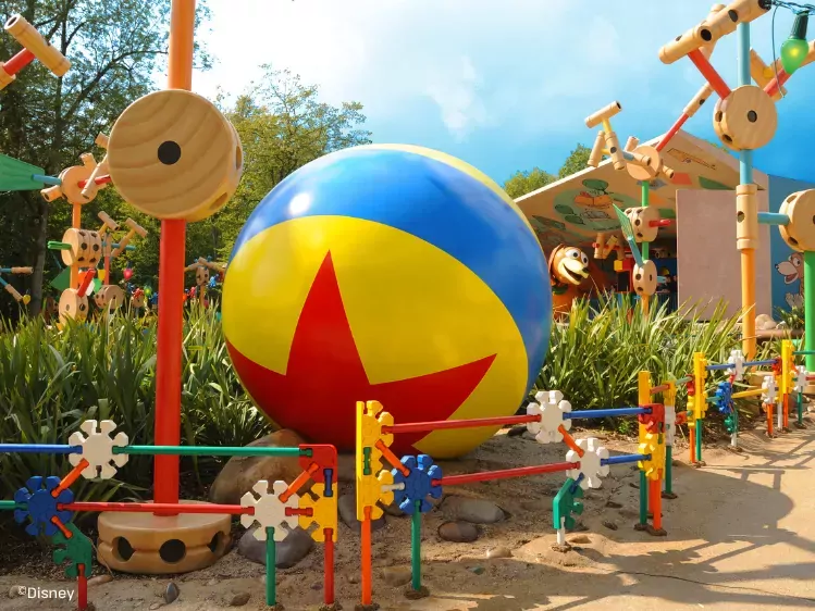 Disneyland Paris - Worlds of Pixar - Slinky Dog Zigzag Spin speelgoed bal