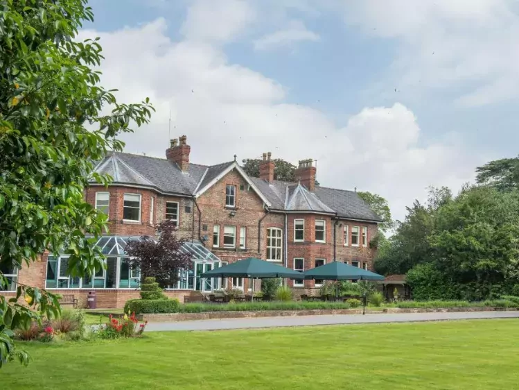 Vooraanzicht van Burn Hall Hotel