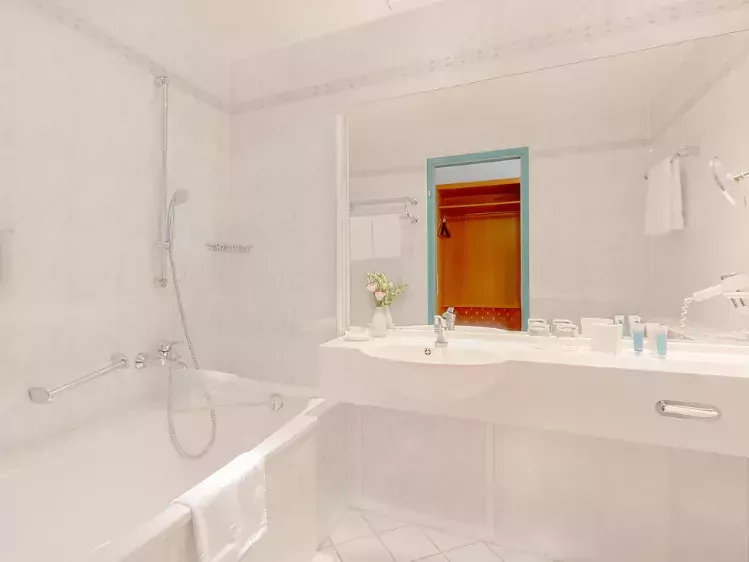Badkamer in voorbeeld kamer van het Dorint Hotel in Leipzig