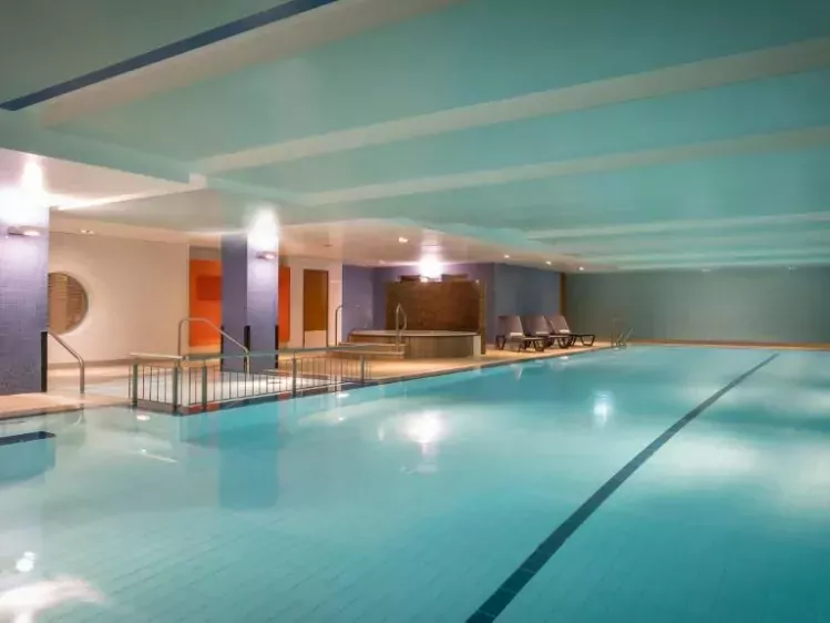 ie-claytonhotel-zwembad