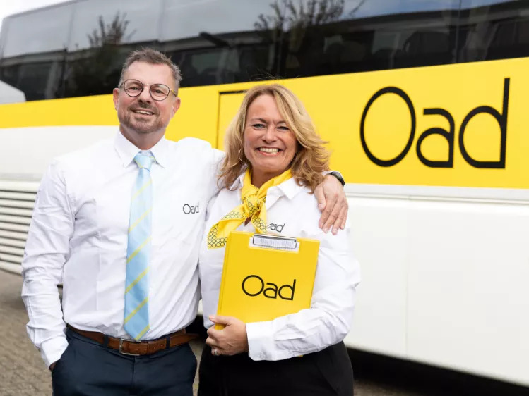 Michel en Tamara bij de Oad bus