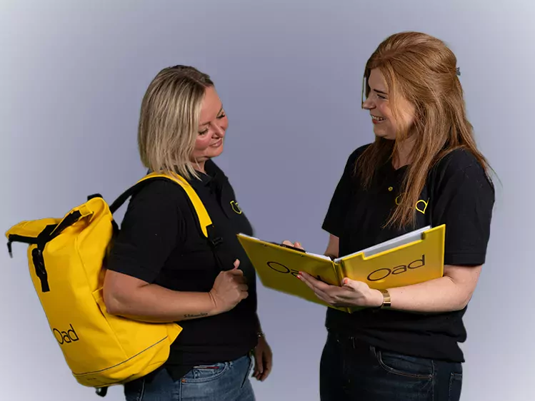 Marloes  en Leonie met map