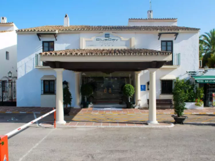 Hotel BlueBay ext..webp