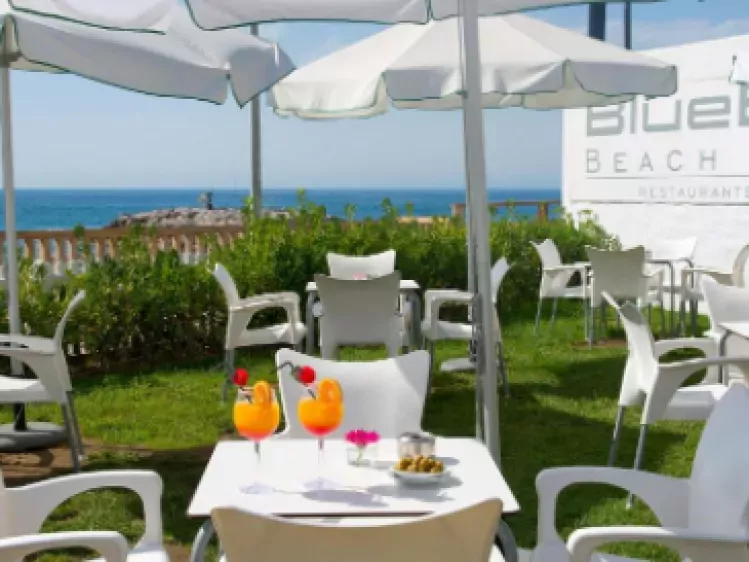 Hotel BlueBay terras.webp