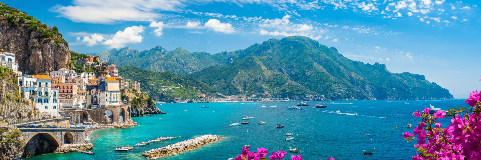 Landschap met Atrani stad aan de beroemde kust van Amalfi, Italië