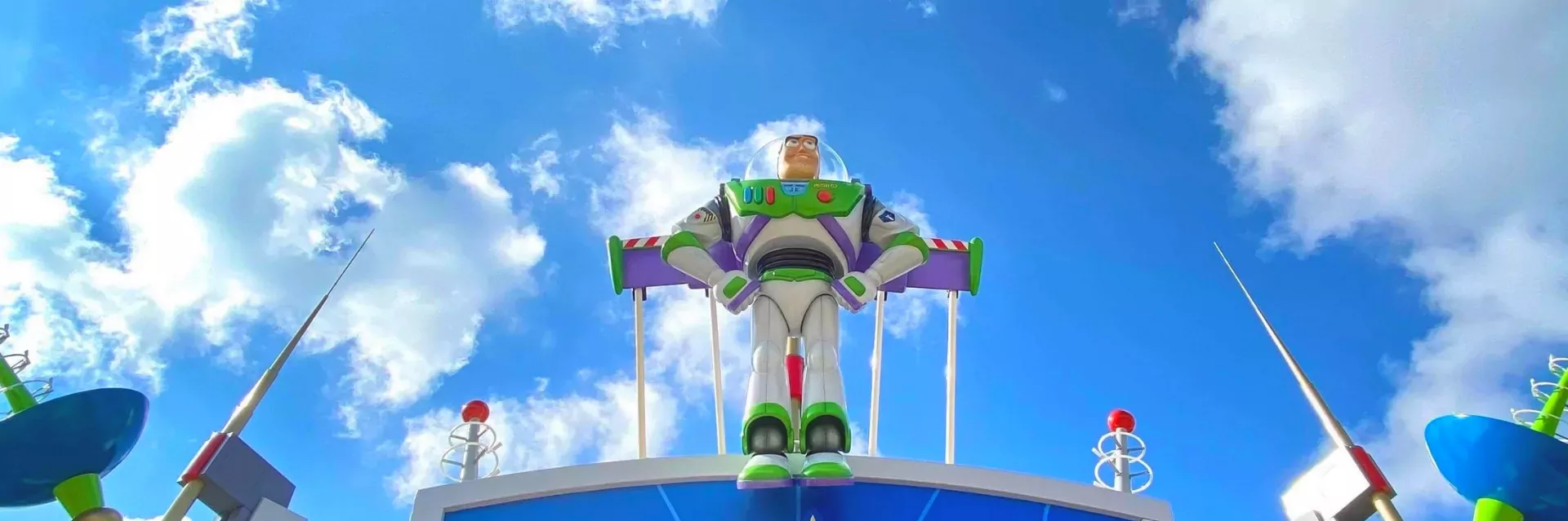 Disneyland Paris - Buzz Lightyear Laser Blast - Buzz Lightyear Statue bij de ingang