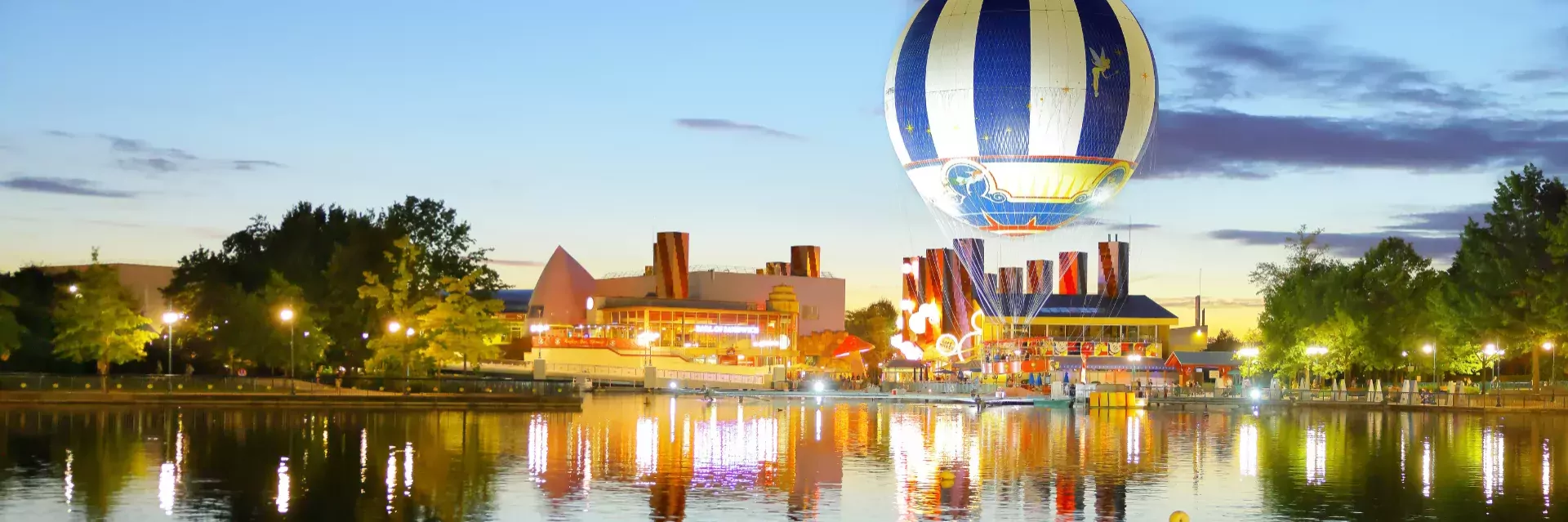 Disneyland Parijs - Disney Village vanaf het water