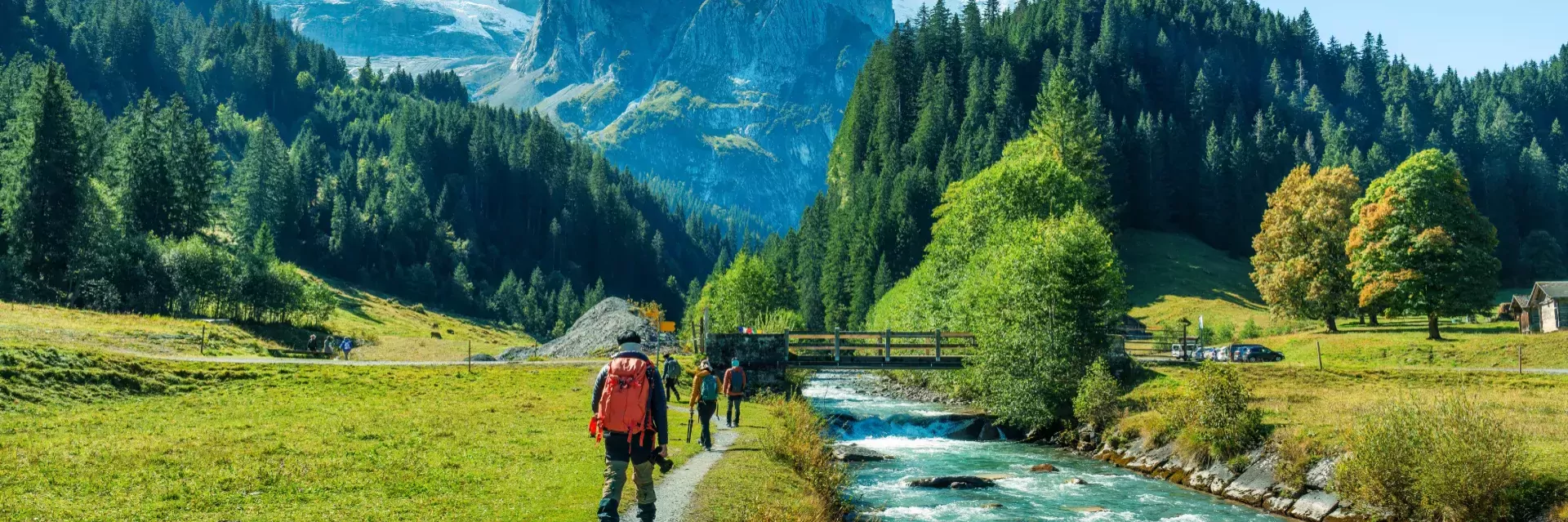 Wandelaars naast een rivier in de bergen