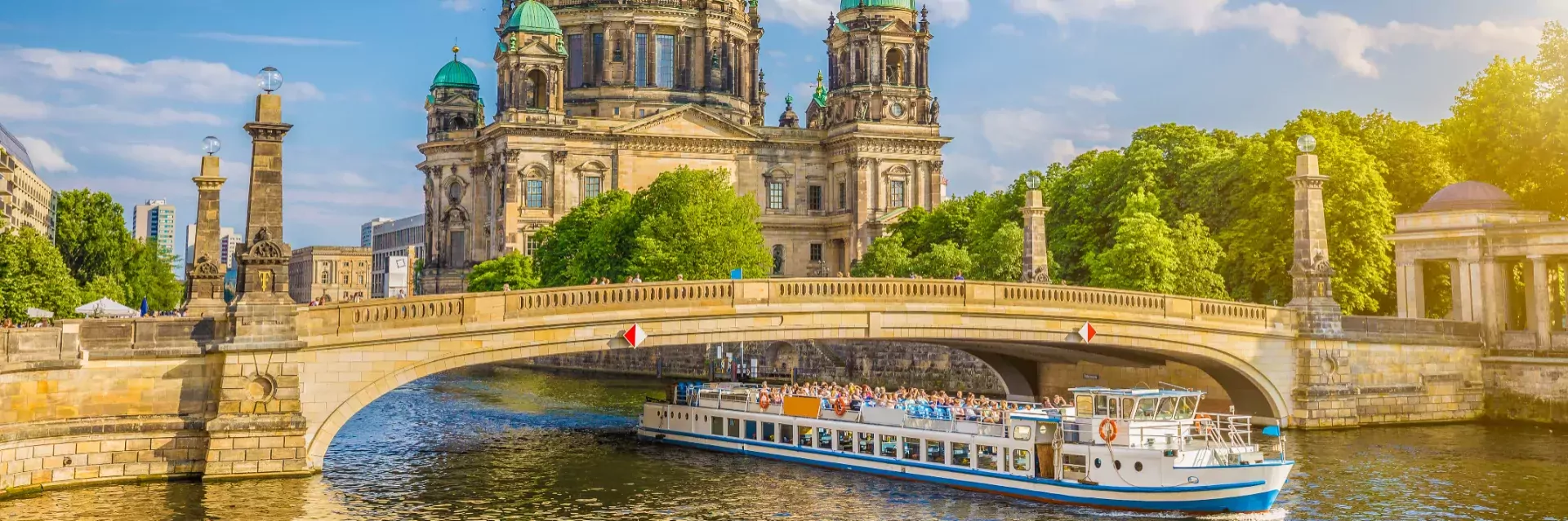 Boot op de Spree bij de Dom van Berlijn in Duitsland