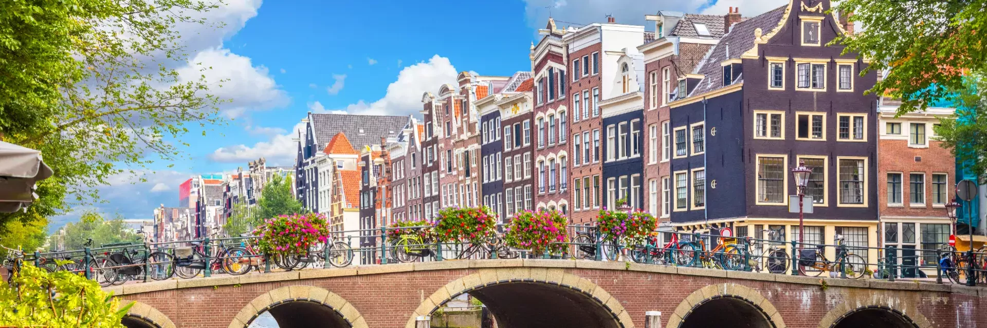 Typische oude huizen en brug in Amsterdam