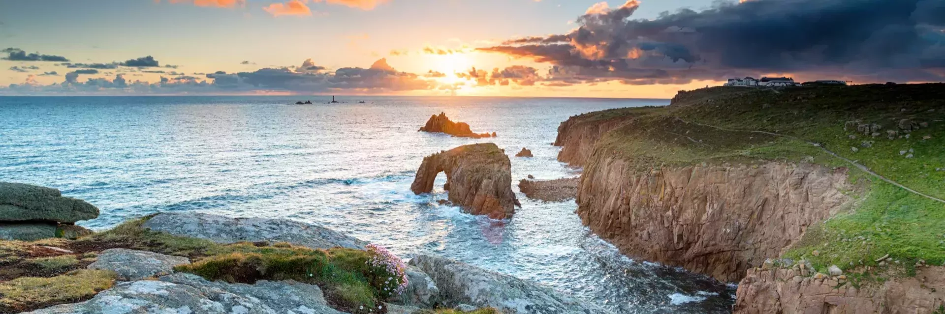 Zonsondergang bij de kust van Cornwall - Land's End, Engeland