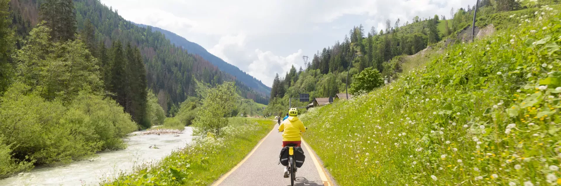 Fietser in de Dolomieten in Italië